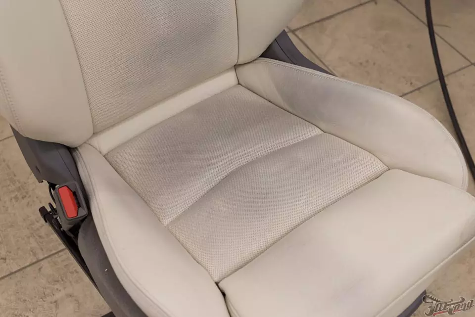 Cadillac XT5. Химчистка сидений и покраска белой кожи.